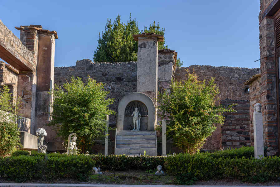 043 - Italia - Pompeya - parque arqueológico de Pompeya - Casa de Marco Lucrezio sulla Via Stabiana.jpg